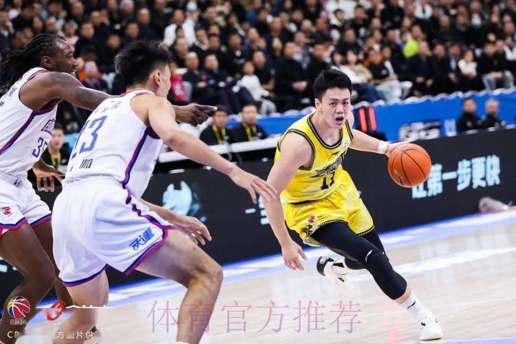 姜伟泽全场投篮15中4，罚球7中7得到17分4篮板4助攻1抢断